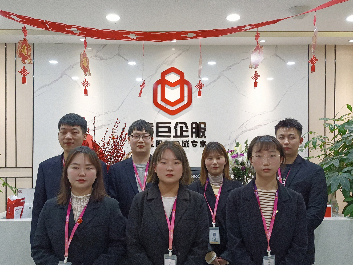 邹银·团队合照.jpg